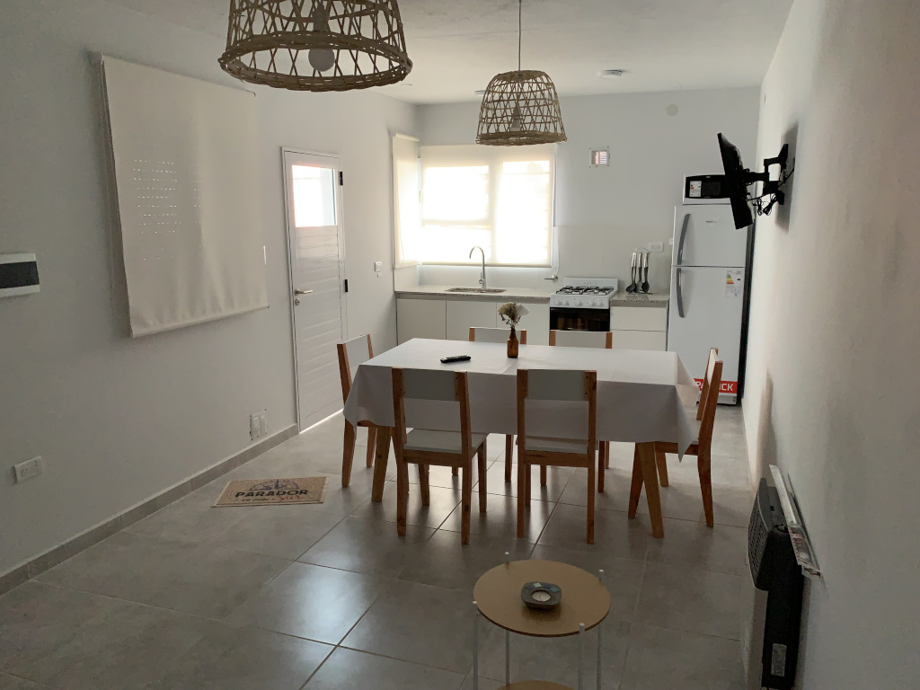 Cocina y comedor del departamento de dos ambientes