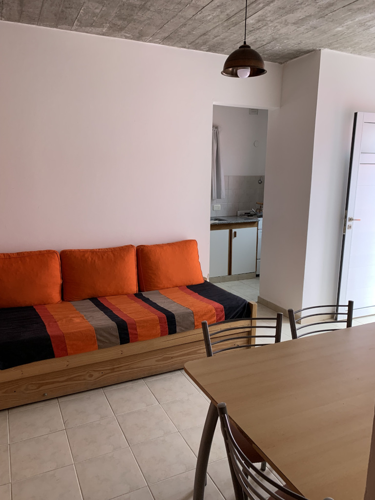 Sofá y mesa del monoambiente